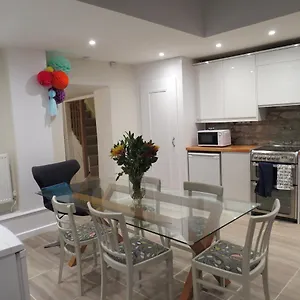  Holiday home Frog Palace - Secure Parking-outside Area-topsham-exeter-beach-chiefs-wifi